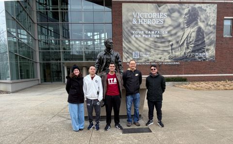 Os alunos do ITA junto ao Prof Fabio Ribeiro, da Purdue University, em frente à estátua de um famoso egresso de Purdue: o astronauta Neil Armstrong.