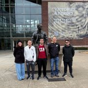 Os alunos do ITA junto ao Prof Fabio Ribeiro, da Purdue University, em frente à estátua de um famoso egresso de Purdue: o astronauta Neil Armstrong.